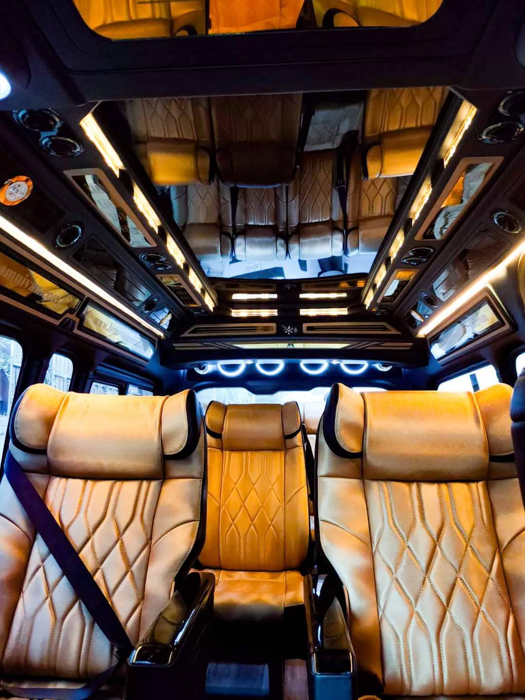 ชุดวีไอพี เบาะ8ที่นั่ง คู่แรกปรับไฟฟ้า โทนสีดำ-ทอง