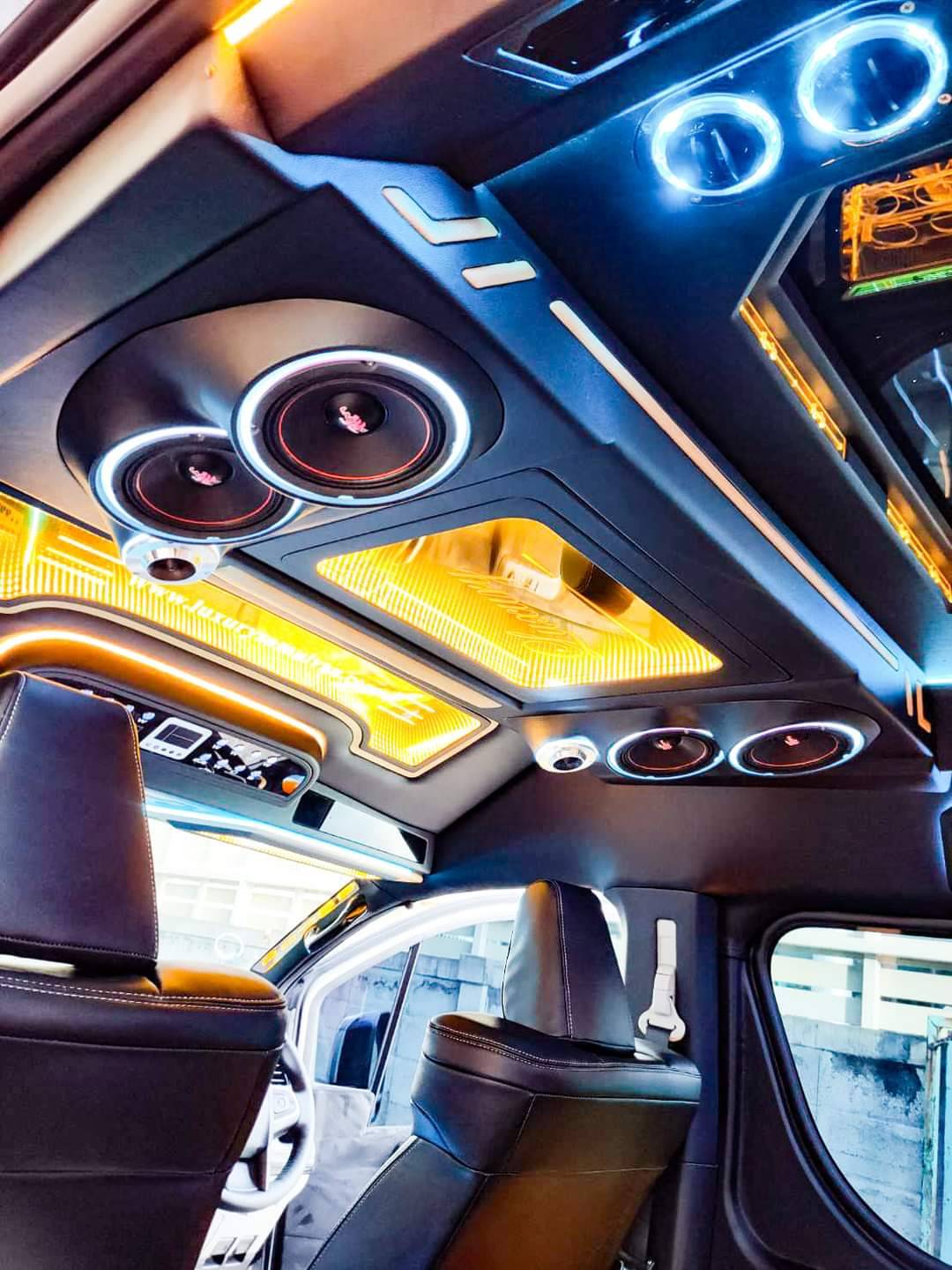 ชุดวีไอพี เบาะ8ที่นั่ง คู่แรกปรับไฟฟ้า โทนสีดำ-ทอง