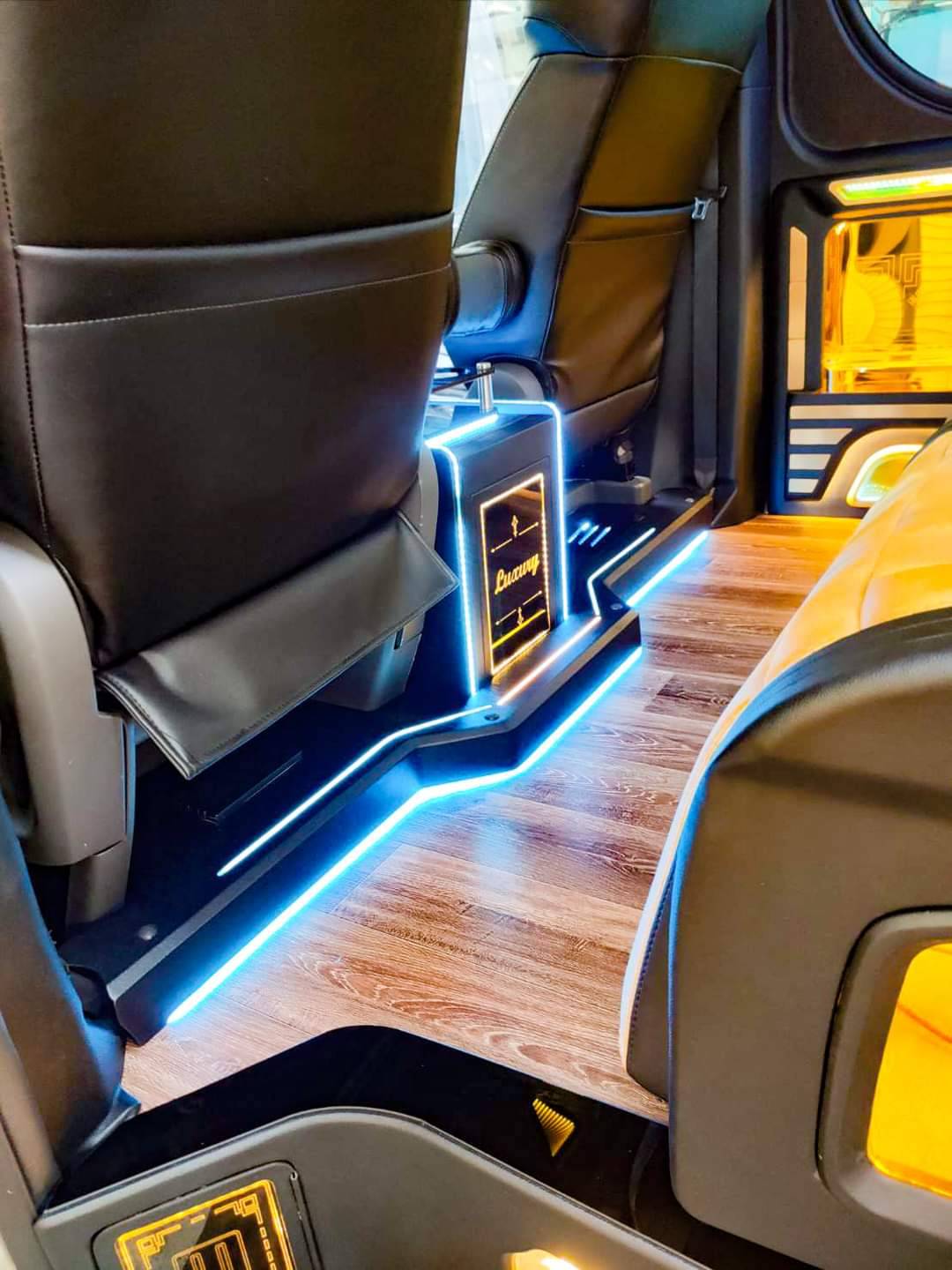 ชุดวีไอพี เบาะ8ที่นั่ง คู่แรกปรับไฟฟ้า โทนสีดำ-ทอง