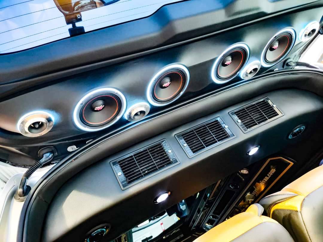 ชุดวีไอพี เบาะ8ที่นั่ง คู่แรกปรับไฟฟ้า โทนสีดำ-ทอง