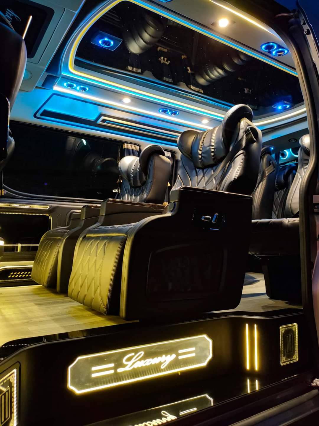 ชุดวีไอพี 8ที่นั่งคู่แรกปรับไฟฟ้า โทนสีครีม+ดำ