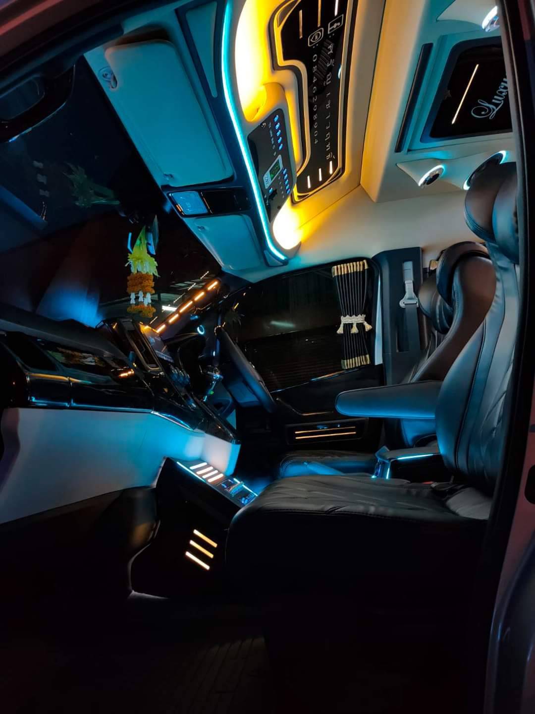 ชุดวีไอพี 8ที่นั่งคู่แรกปรับไฟฟ้า โทนสีครีม+ดำ