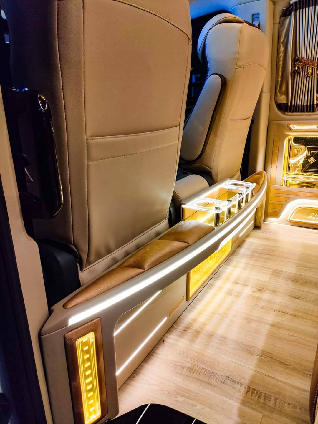 ชุดแต่งวีไอพีเบาะ8ที่นั่งปรับไฟฟ้า ผ้าลายปักโทนสีน้ำตาล+ครีม
