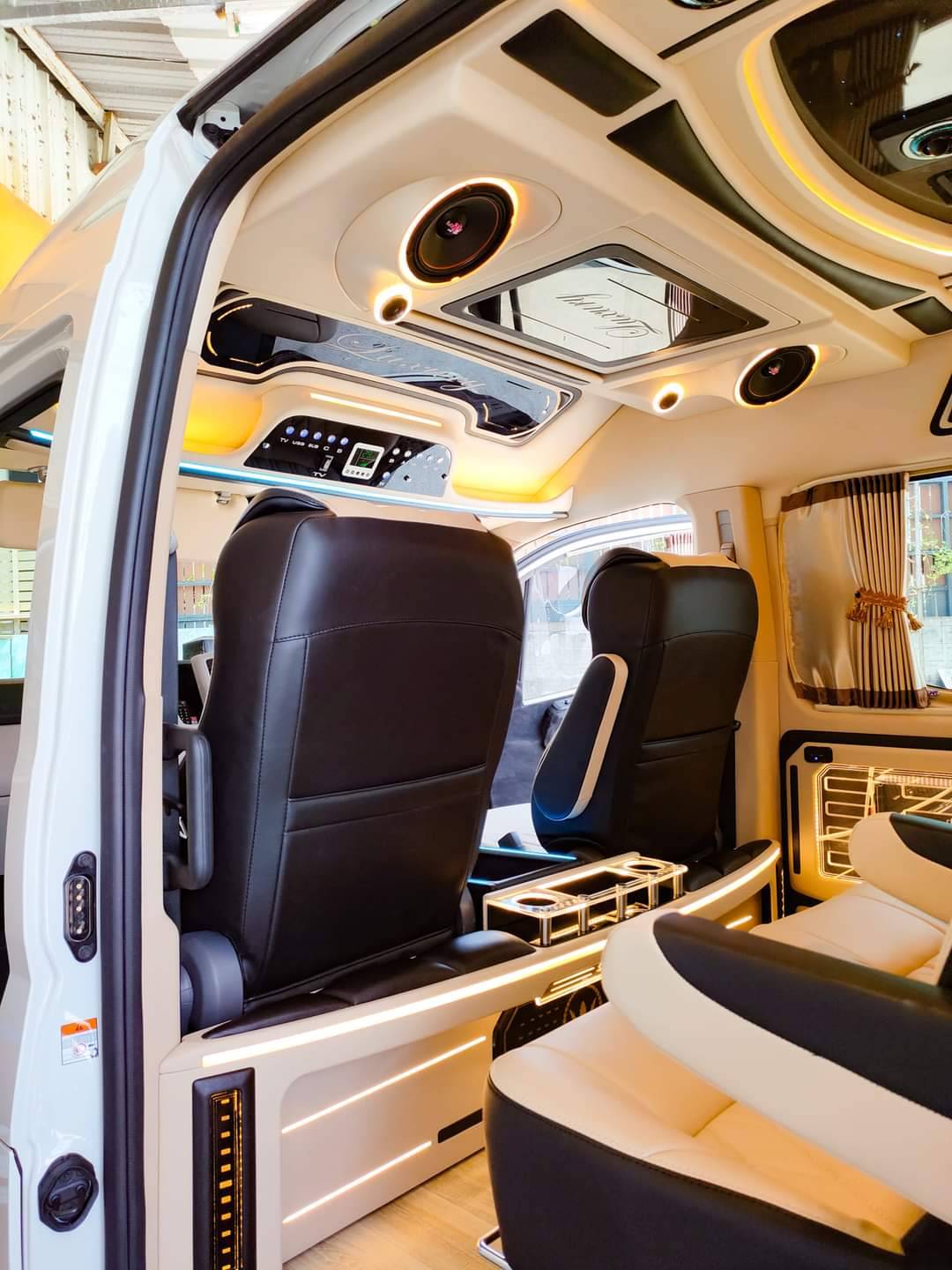 ชุด วีไอพี เบาะ9ที่นั่ง โทนสีครีม+ดำ