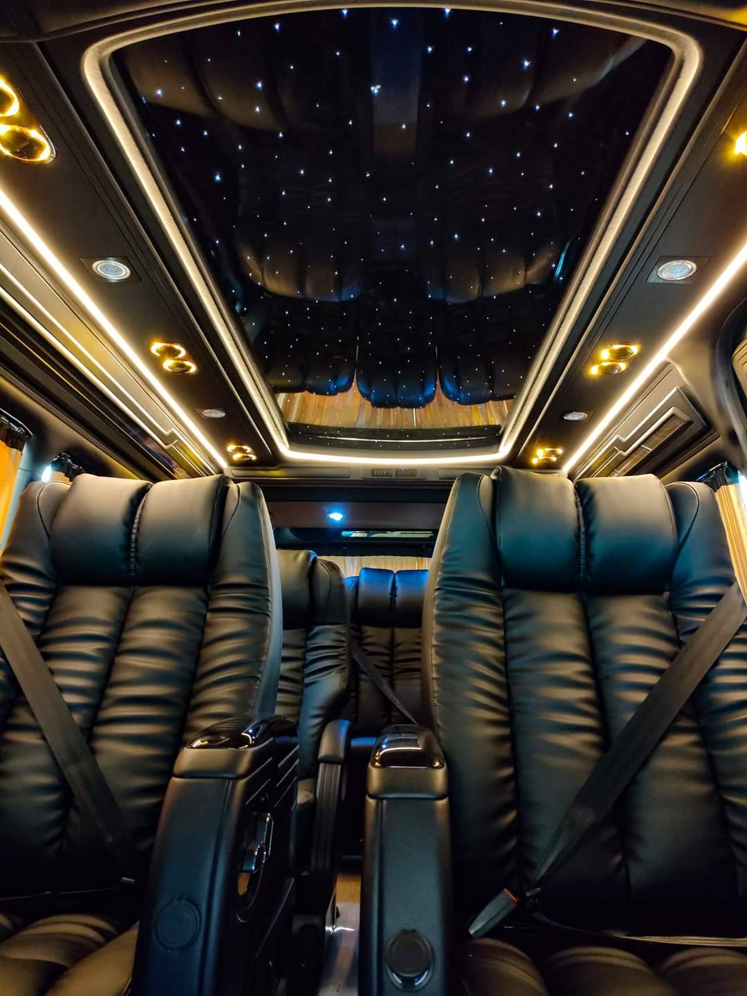 ชุด VIP เบาะ 8 ที่นั่งคู่แรกปรับไฟฟ้าโทนสีดำ