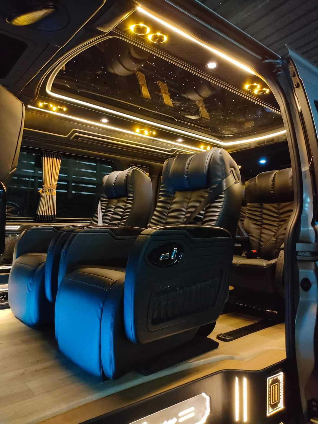 ชุด VIP เบาะ 8 ที่นั่งคู่แรกปรับไฟฟ้าโทนสีดำ