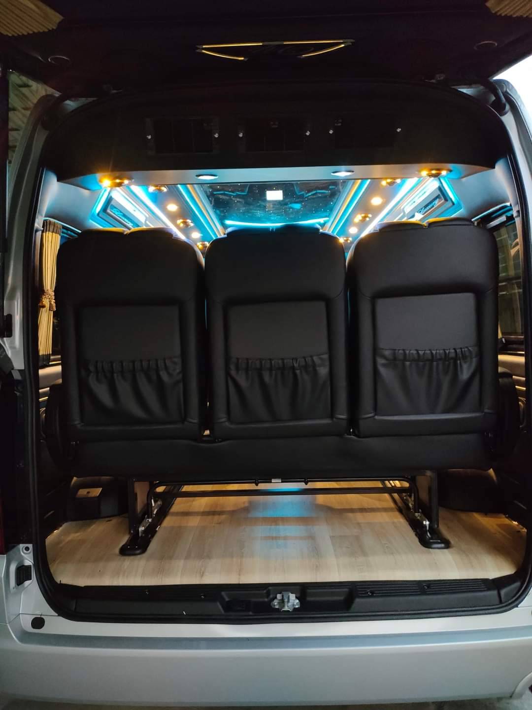 ชุด VIP เบาะ 8 ที่นั่งคู่แรกปรับไฟฟ้าโทนสีดำ