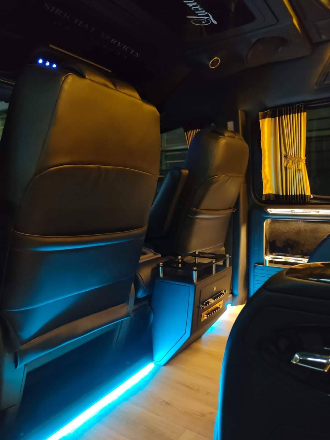 ชุด VIP เบาะ 8 ที่นั่งคู่แรกปรับไฟฟ้าโทนสีดำ