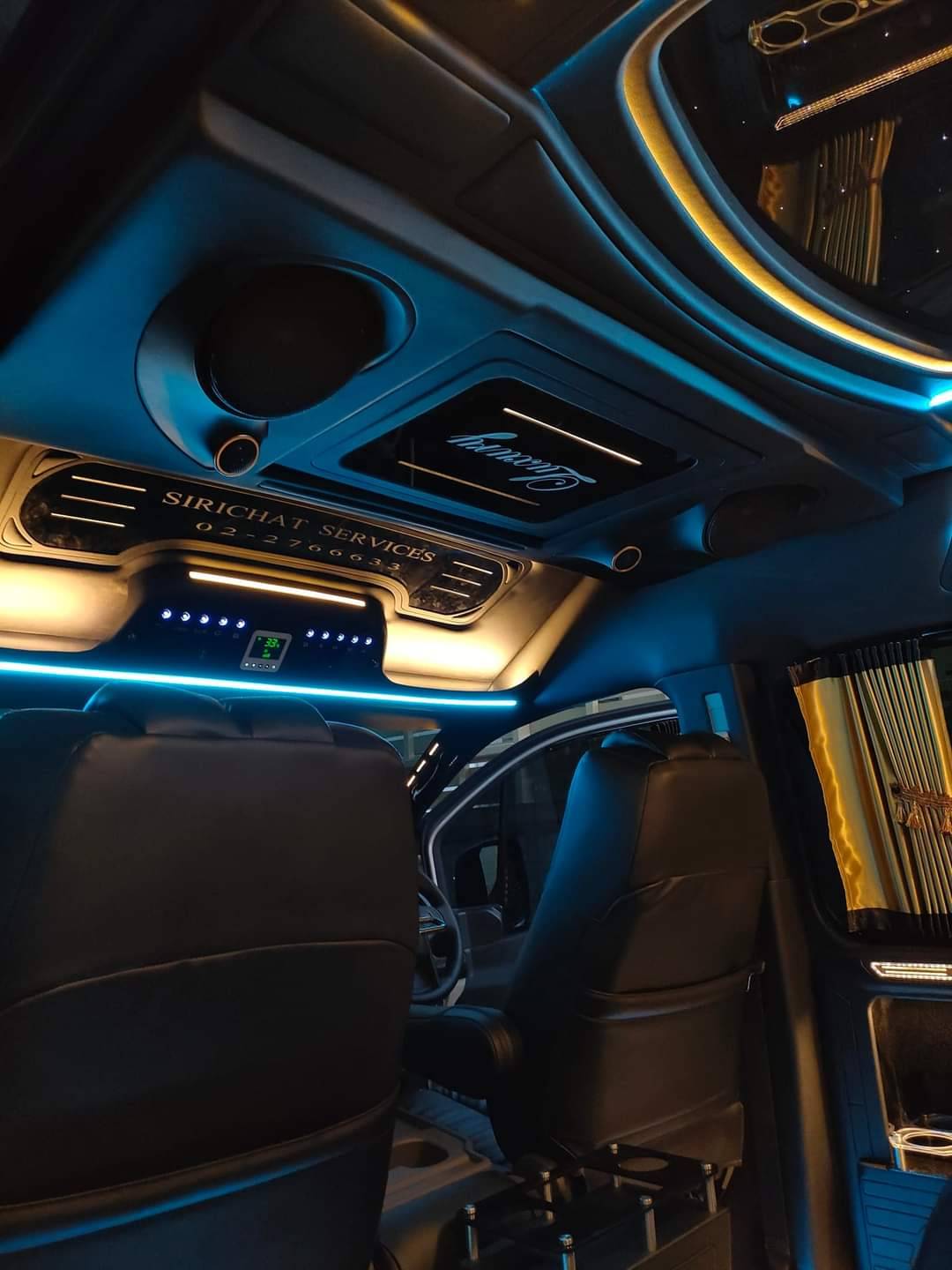 ชุด VIP เบาะ 8 ที่นั่งคู่แรกปรับไฟฟ้าโทนสีดำ