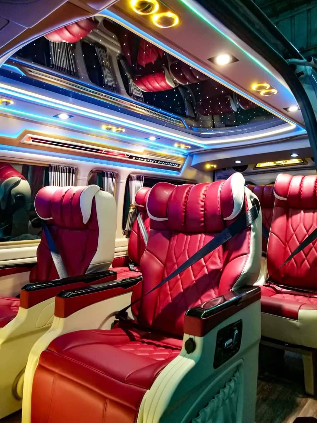 ชุด VIP เบาะ 8 ที่นั่งคู่แรกปรับไฟฟ้าโทนสีแดง-ครีม