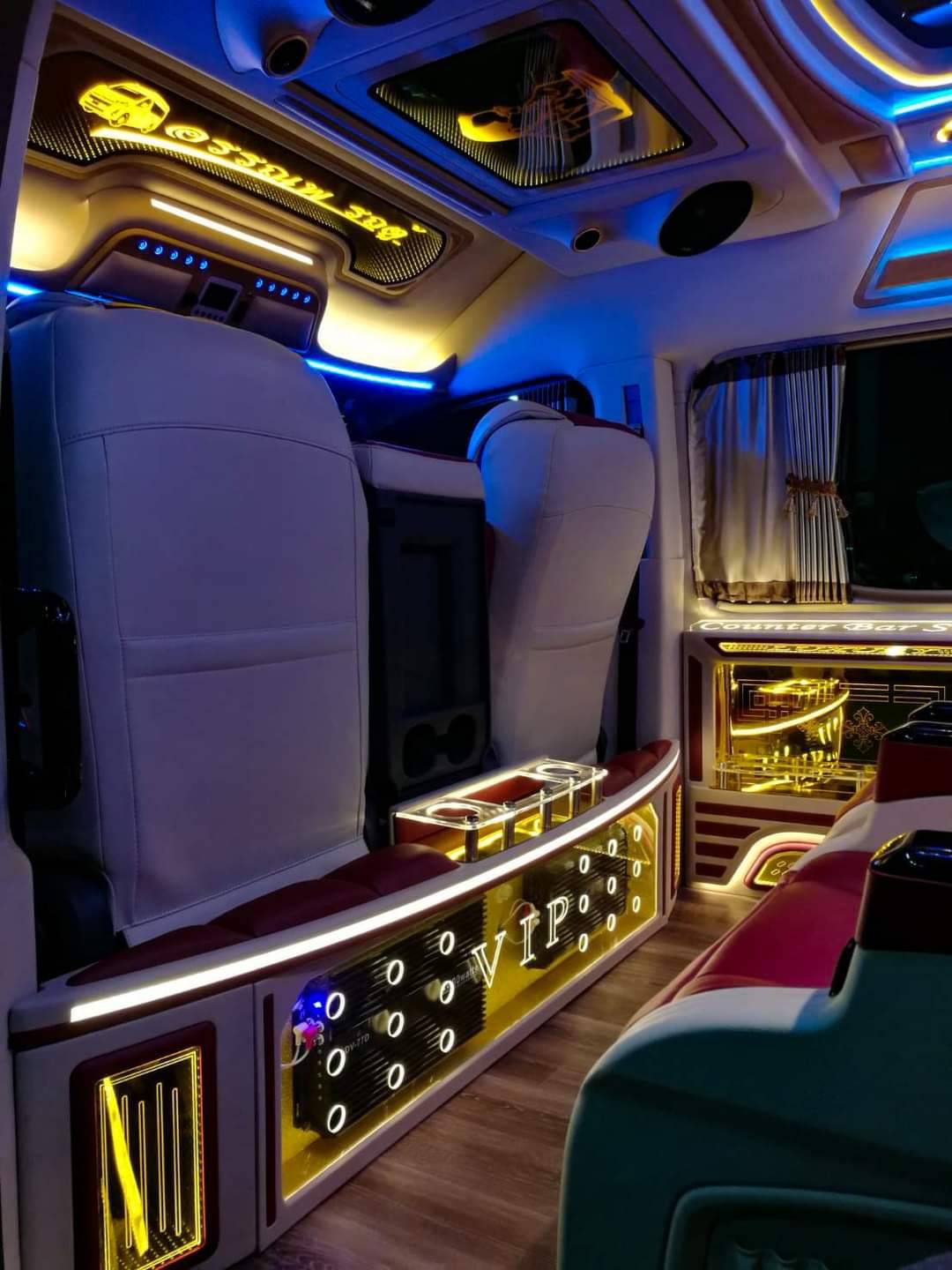 ชุด VIP เบาะ 8 ที่นั่งคู่แรกปรับไฟฟ้าโทนสีแดง-ครีม