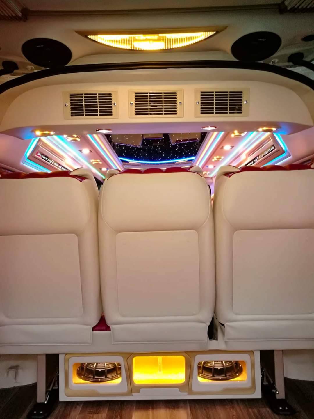 ชุด VIP เบาะ 8 ที่นั่งคู่แรกปรับไฟฟ้าโทนสีแดง-ครีม