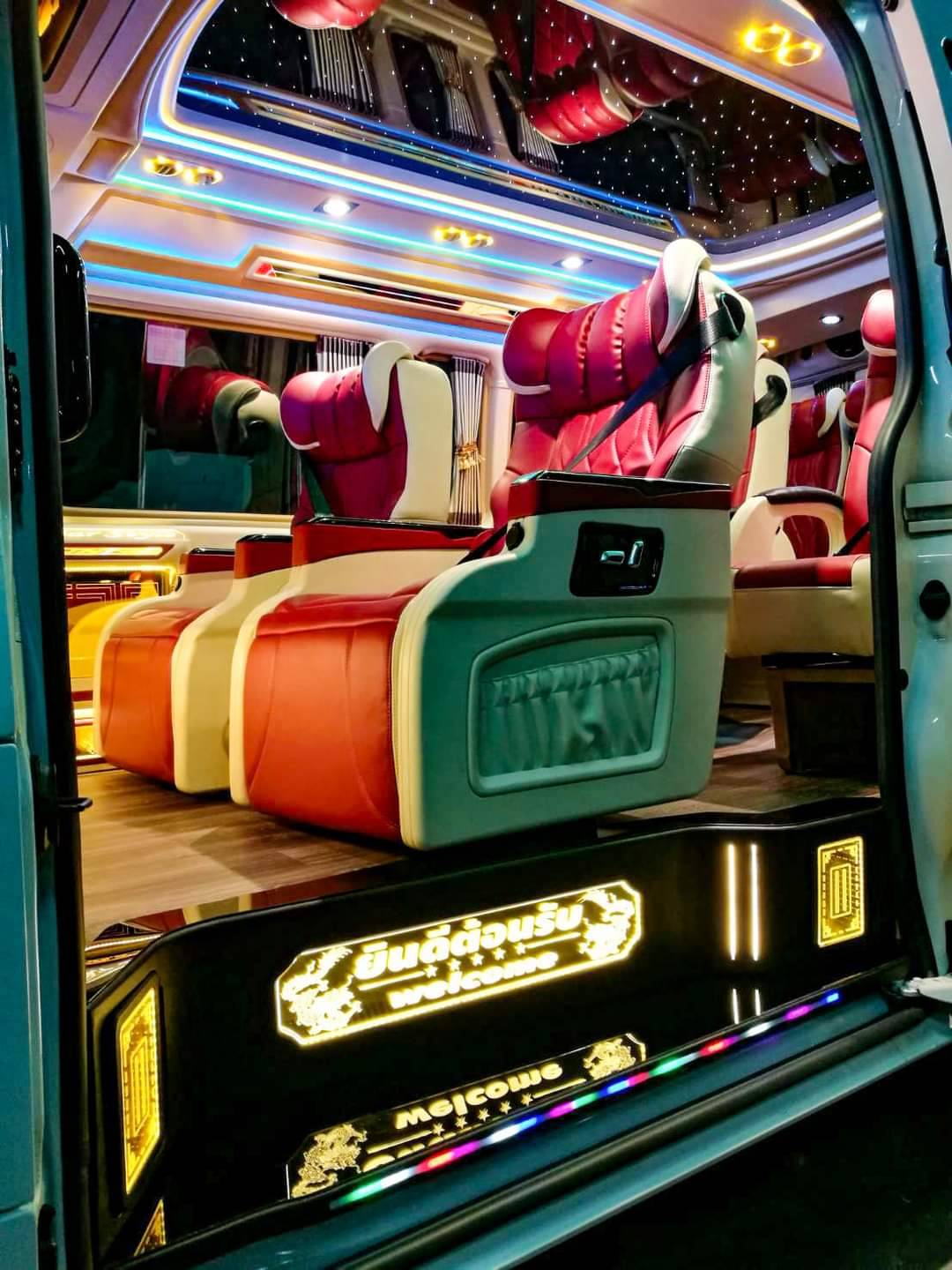 ชุด VIP เบาะ 8 ที่นั่งคู่แรกปรับไฟฟ้าโทนสีแดง-ครีม