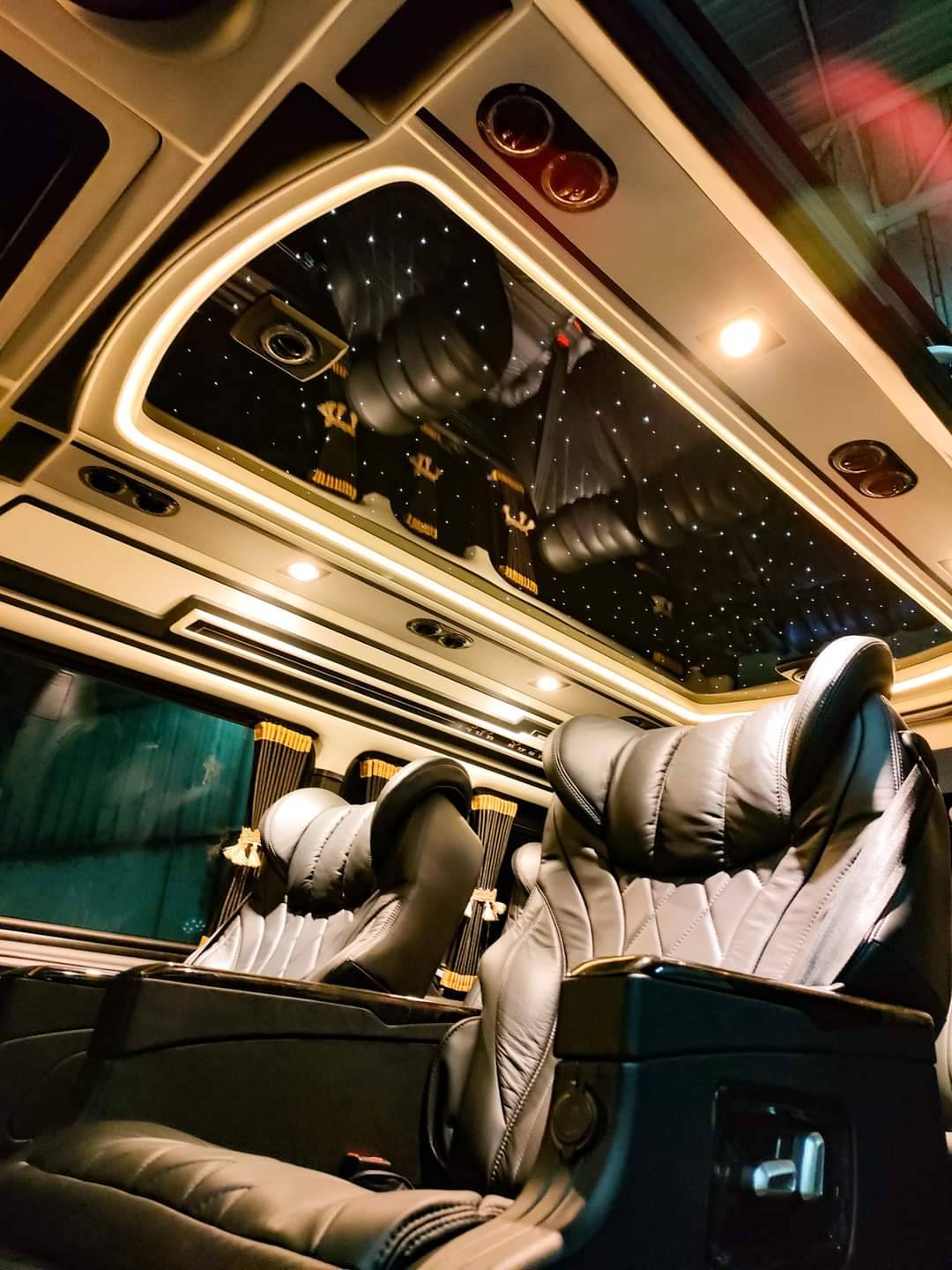 ชุด VIP เบาะ 8 ที่นั่ง คู่แรกปรับไฟฟ้าโทนดำครีม