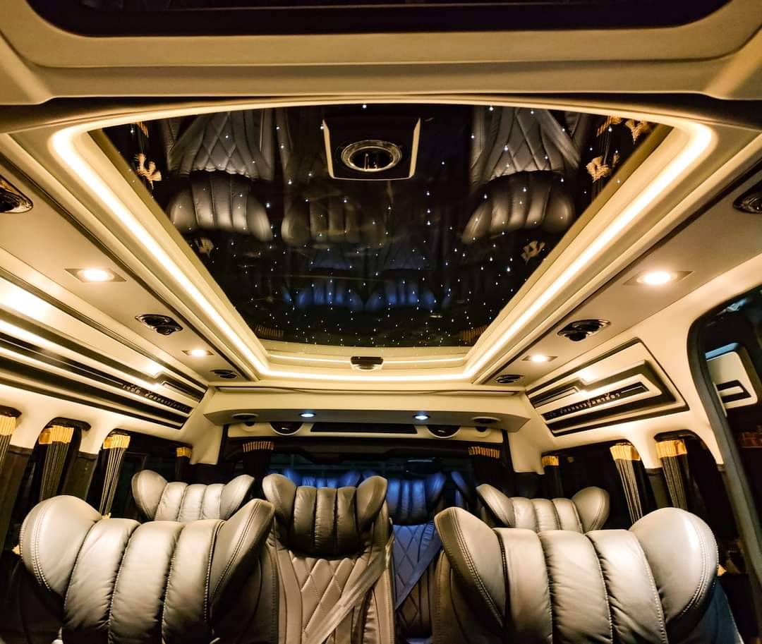 ชุด VIP เบาะ 8 ที่นั่ง คู่แรกปรับไฟฟ้าโทนดำครีม