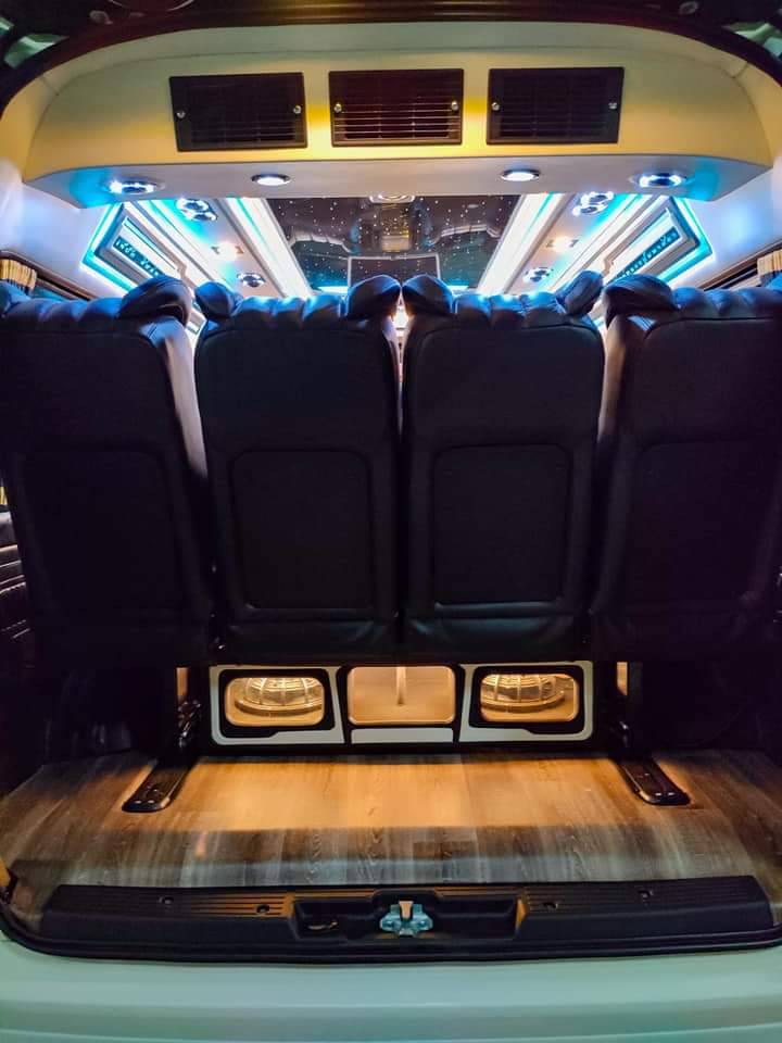 ชุด VIP เบาะ 8 ที่นั่ง คู่แรกปรับไฟฟ้าโทนดำครีม