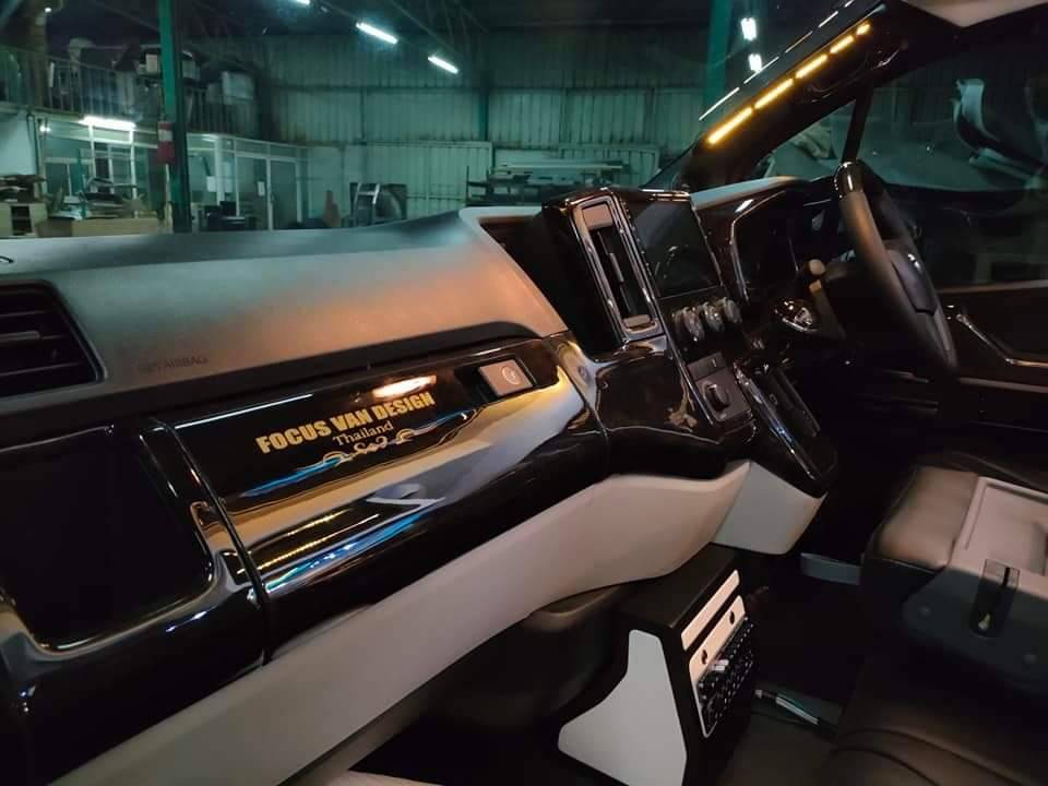 ชุด VIP เบาะ 8 ที่นั่ง คู่แรกปรับไฟฟ้าโทนดำครีม