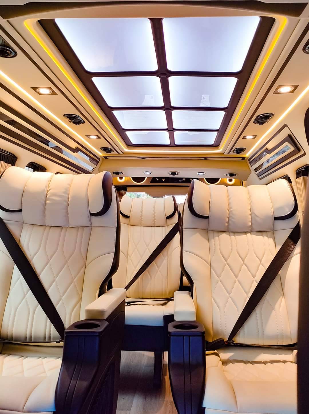 ชุด VIP เบาะ 8 คู่แรกปรับธรรมดา โทนสีครีมดำ