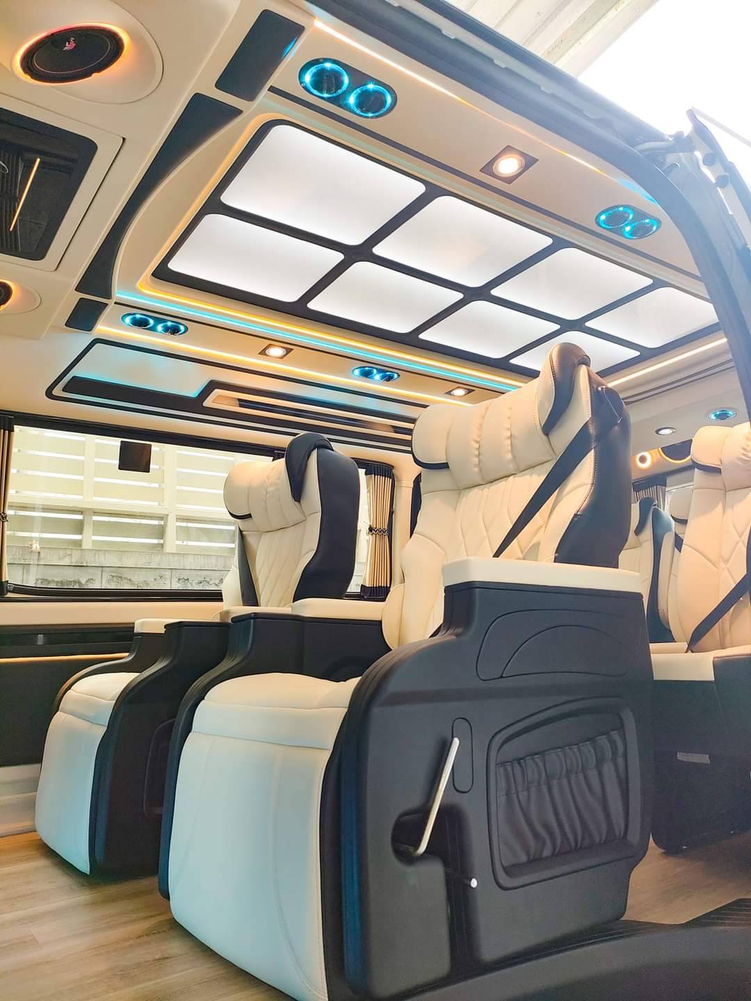 ชุด VIP เบาะ 8 คู่แรกปรับธรรมดา โทนสีครีมดำ