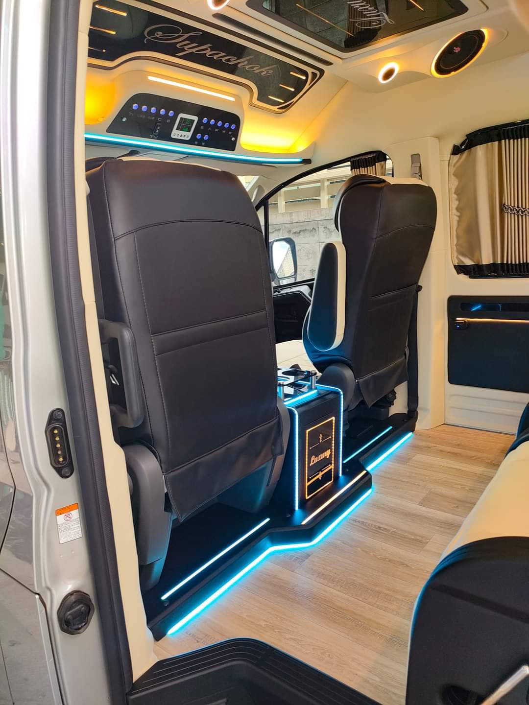 ชุด VIP เบาะ 8 คู่แรกปรับธรรมดา โทนสีครีมดำ